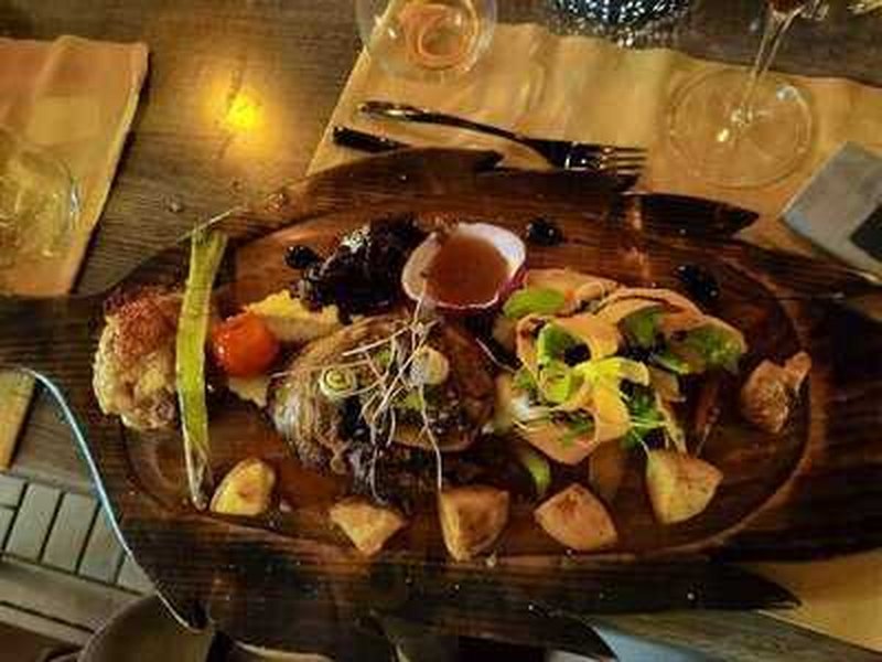 Street food daska s mesom, krumpirom i svježim prilozima u Temperi, Makarska