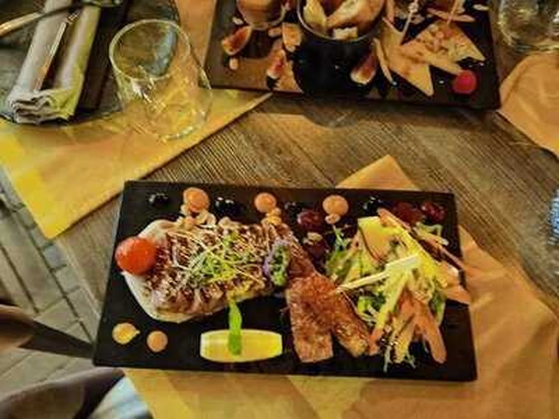Dvije daske s plato jelima u Temperi