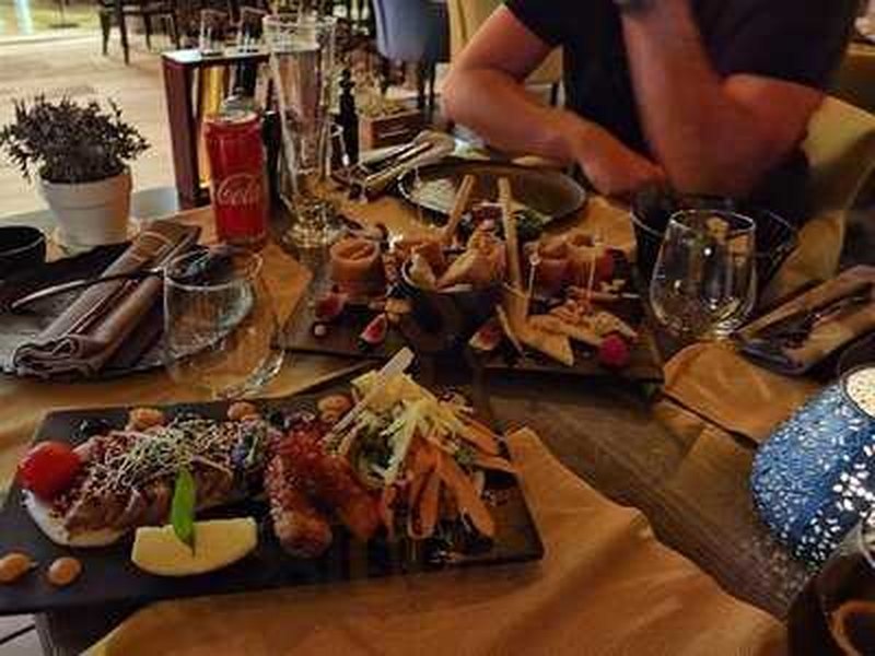Stol pun street food jela u Temperi, Makarska